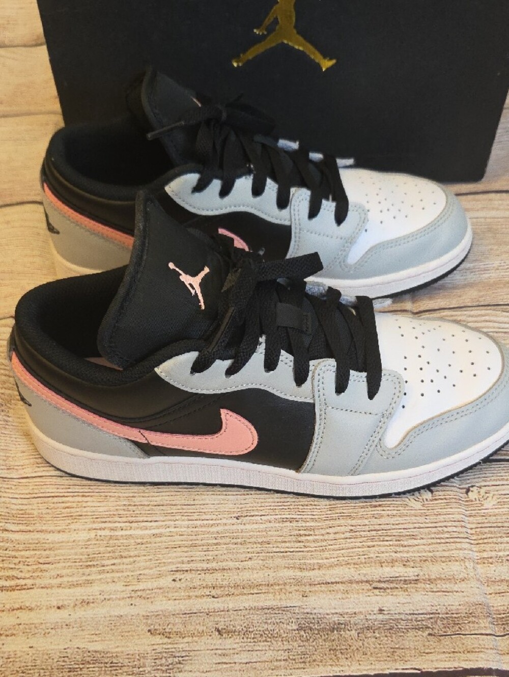 Nike Air Jordan 1 Low Size 7Y - Womens 8.5 - Picture 3 of 6
